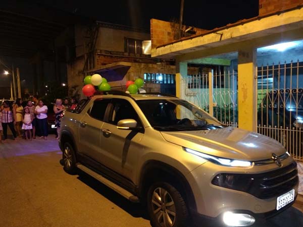 Homenagem com carro de som em Itaquaquecetuba