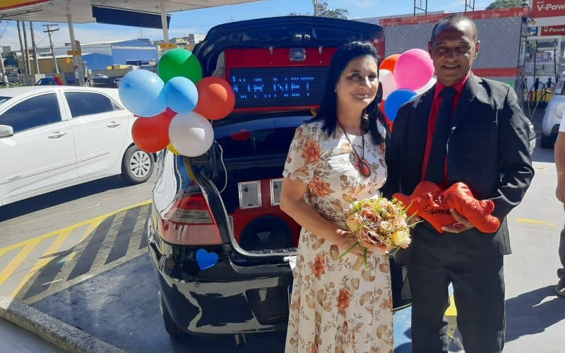 Considere uma homenagem ao vivo com um carro de som no casamento. Você está planejando um casamento em breve e deseja tornar esse dia especial ainda mais inesquecível?