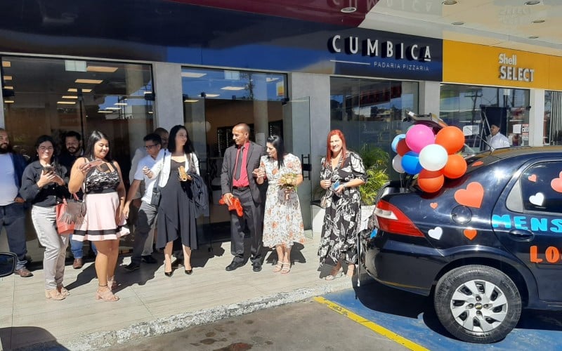 Considere uma homenagem ao vivo com um carro de som no casamento. Você está planejando um casamento em breve e deseja tornar esse dia especial ainda mais inesquecível?