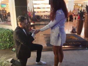 Pedido de Casamento Criativo com Carro de Mensagem